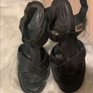 Black threaded sandal